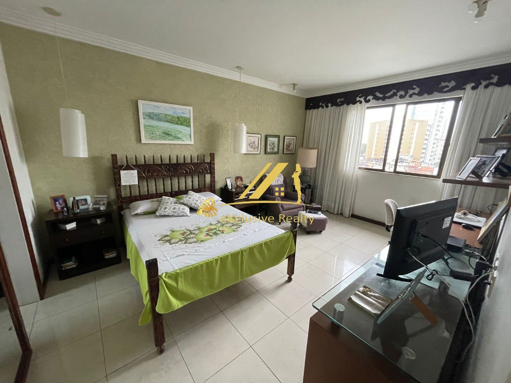 Edf. Lisboa, apartamento 183m2, 4 quartos, varanda, lavabo e dependência completa! Ventilado. 3 vagas de garagem. Prédio recém reformado!