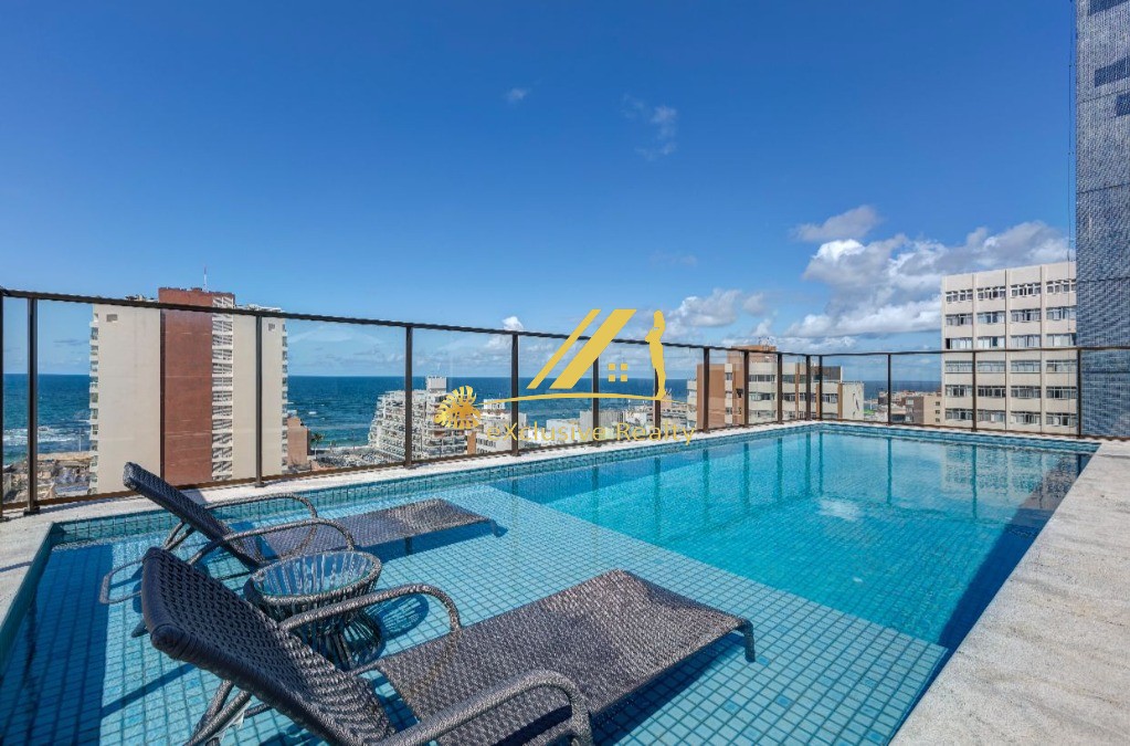 Apartamento quarto e sala com varanda, 31m2, finamente decorado e mobiliado. House Pituba. Nascente, andar baixo, rooftop com vista mar! Vaga rotativa
