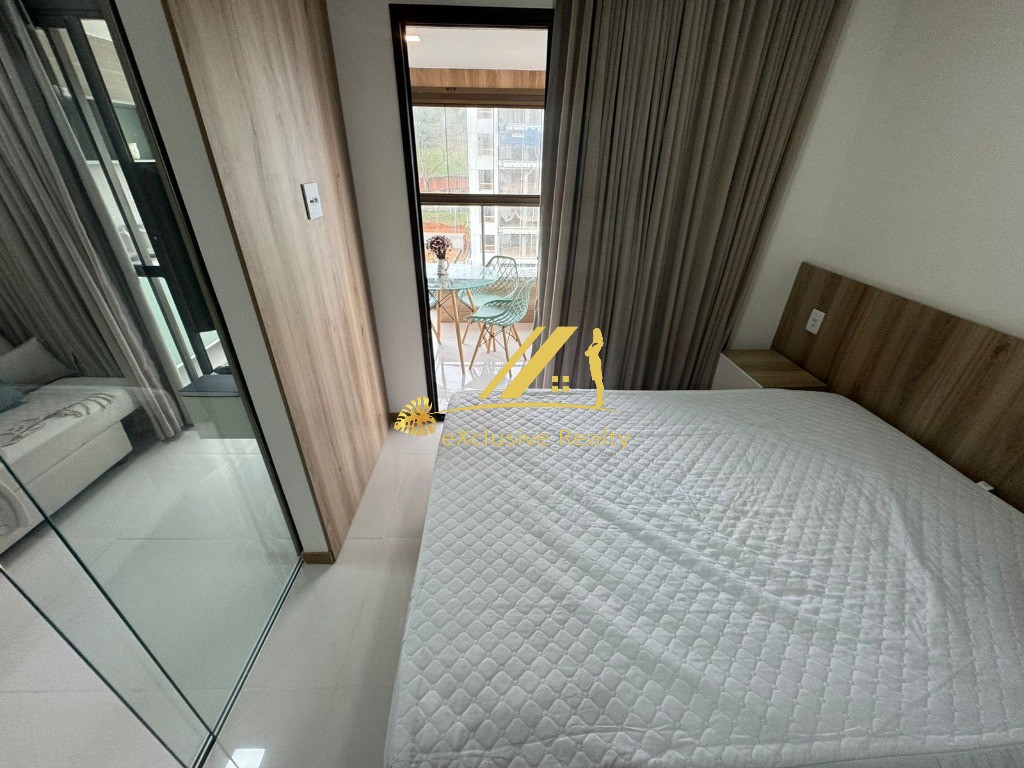 House Ondina: Quarto e sala com varanda, decorado e mobiliado para aluguel. 36,67m2 e 1 vaga de garagem. A 200m da praia, você faz tudo andando!