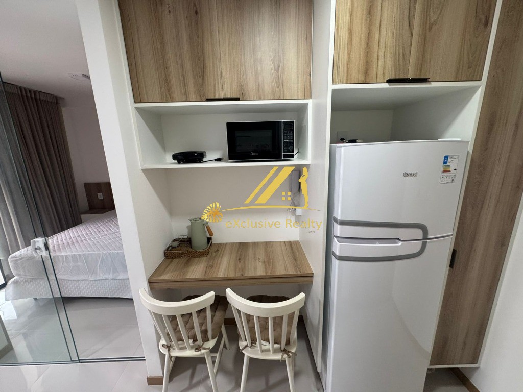 House Ondina: Quarto e sala com varanda, decorado e mobiliado para aluguel. 36,67m2 e 1 vaga de garagem. A 200m da praia, você faz tudo andando!
