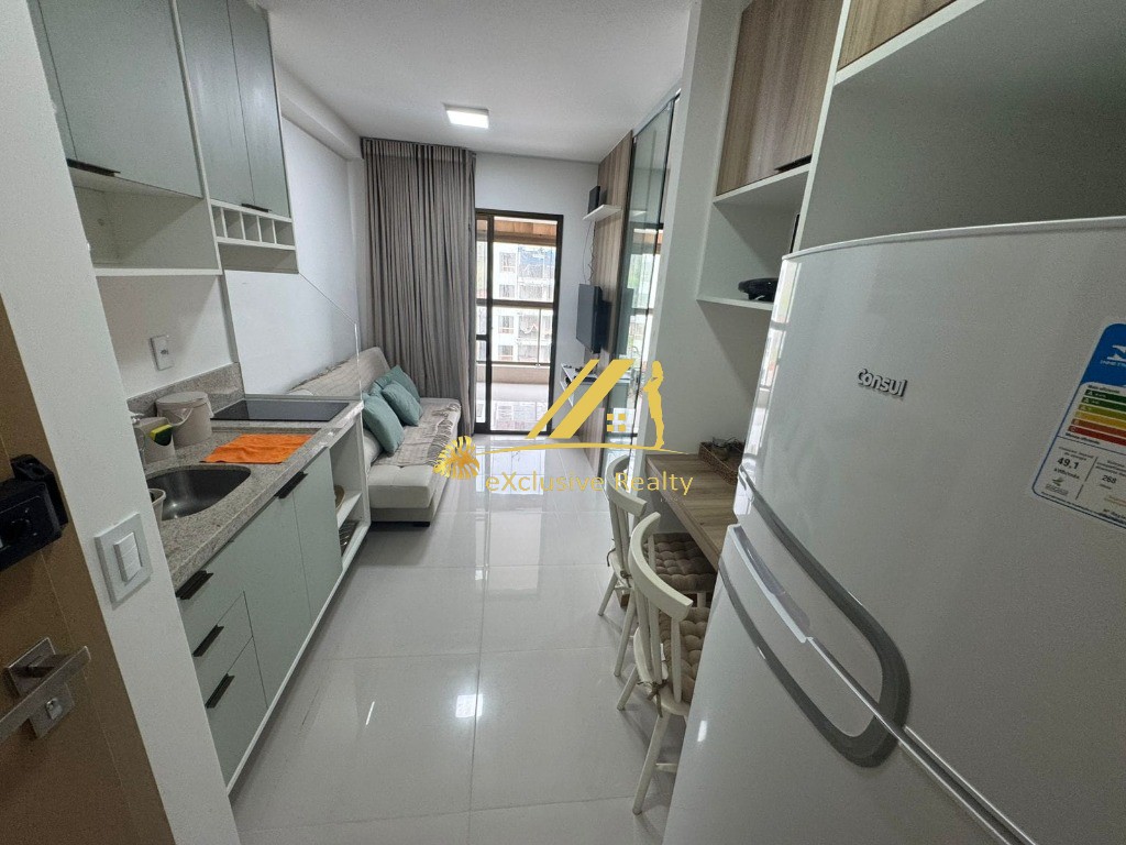House Ondina: Quarto e sala com varanda, decorado e mobiliado para aluguel. 36,67m2 e 1 vaga de garagem. A 200m da praia, você faz tudo andando!