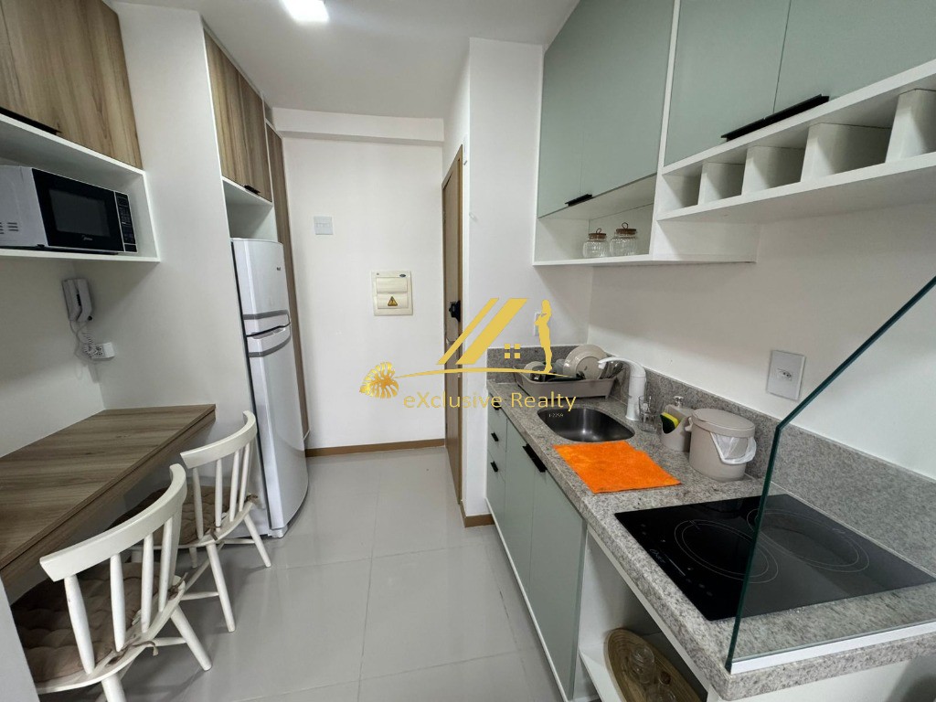 House Ondina: Quarto e sala com varanda, decorado e mobiliado para aluguel. 36,67m2 e 1 vaga de garagem. A 200m da praia, você faz tudo andando!