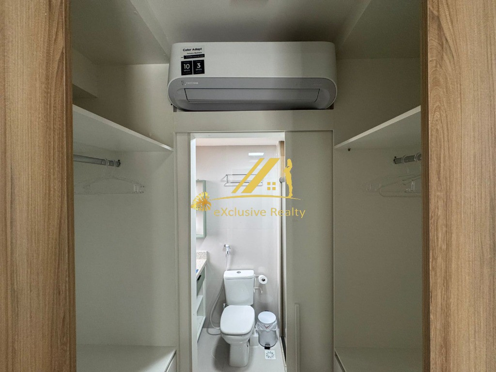 House Ondina: Quarto e sala com varanda, decorado e mobiliado para aluguel. 36,67m2 e 1 vaga de garagem. A 200m da praia, você faz tudo andando!