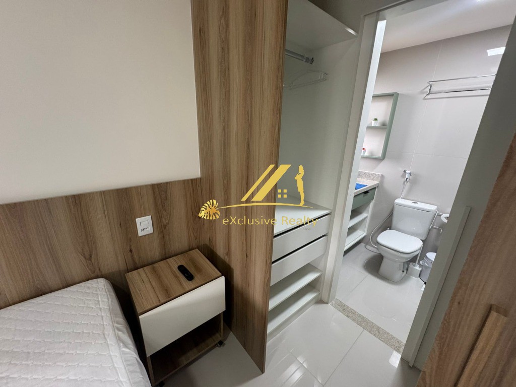 House Ondina: Quarto e sala com varanda, decorado e mobiliado para aluguel. 36,67m2 e 1 vaga de garagem. A 200m da praia, você faz tudo andando!