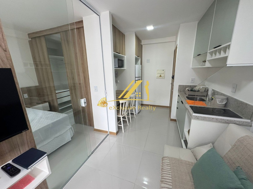 House Ondina: Quarto e sala com varanda, decorado e mobiliado para aluguel. 36,67m2 e 1 vaga de garagem. A 200m da praia, você faz tudo andando!