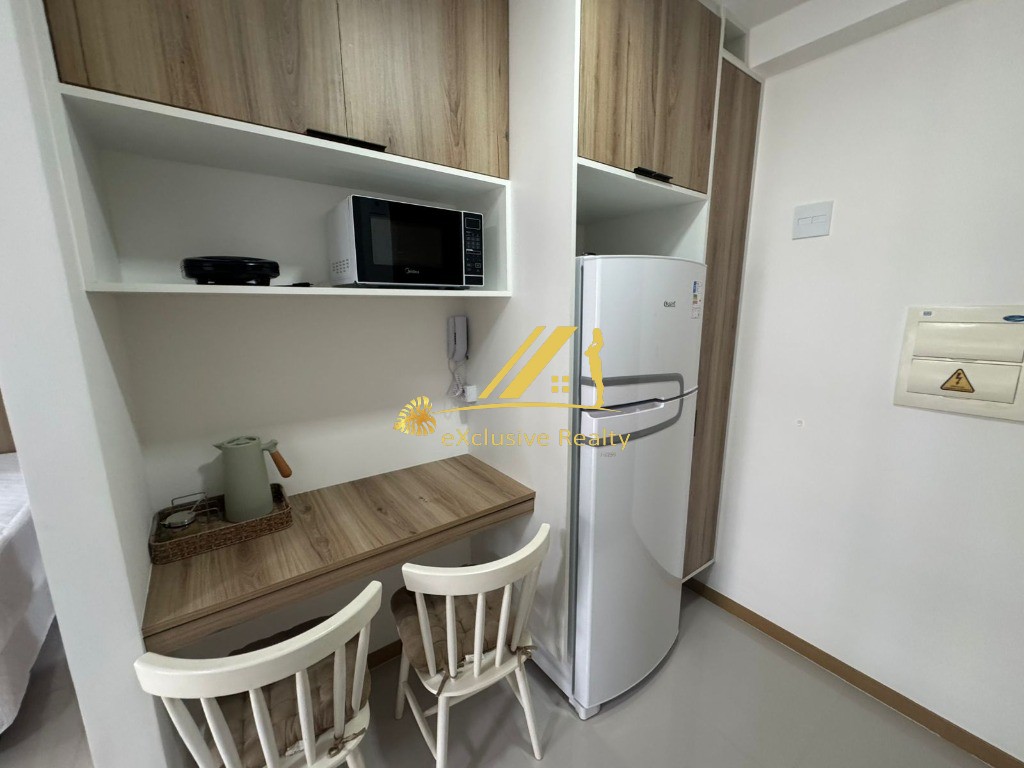 House Ondina: Quarto e sala com varanda, decorado e mobiliado para aluguel. 36,67m2 e 1 vaga de garagem. A 200m da praia, você faz tudo andando!
