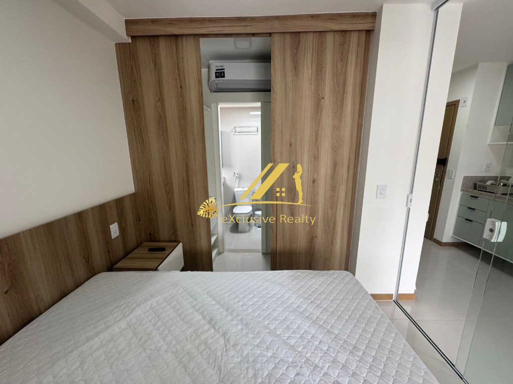 House Ondina: Quarto e sala com varanda, decorado e mobiliado para aluguel. 36,67m2 e 1 vaga de garagem. A 200m da praia, você faz tudo andando!