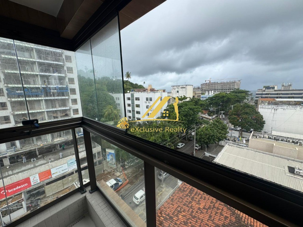 House Ondina: Quarto e sala com varanda, decorado e mobiliado para aluguel. 36,67m2 e 1 vaga de garagem. A 200m da praia, você faz tudo andando!