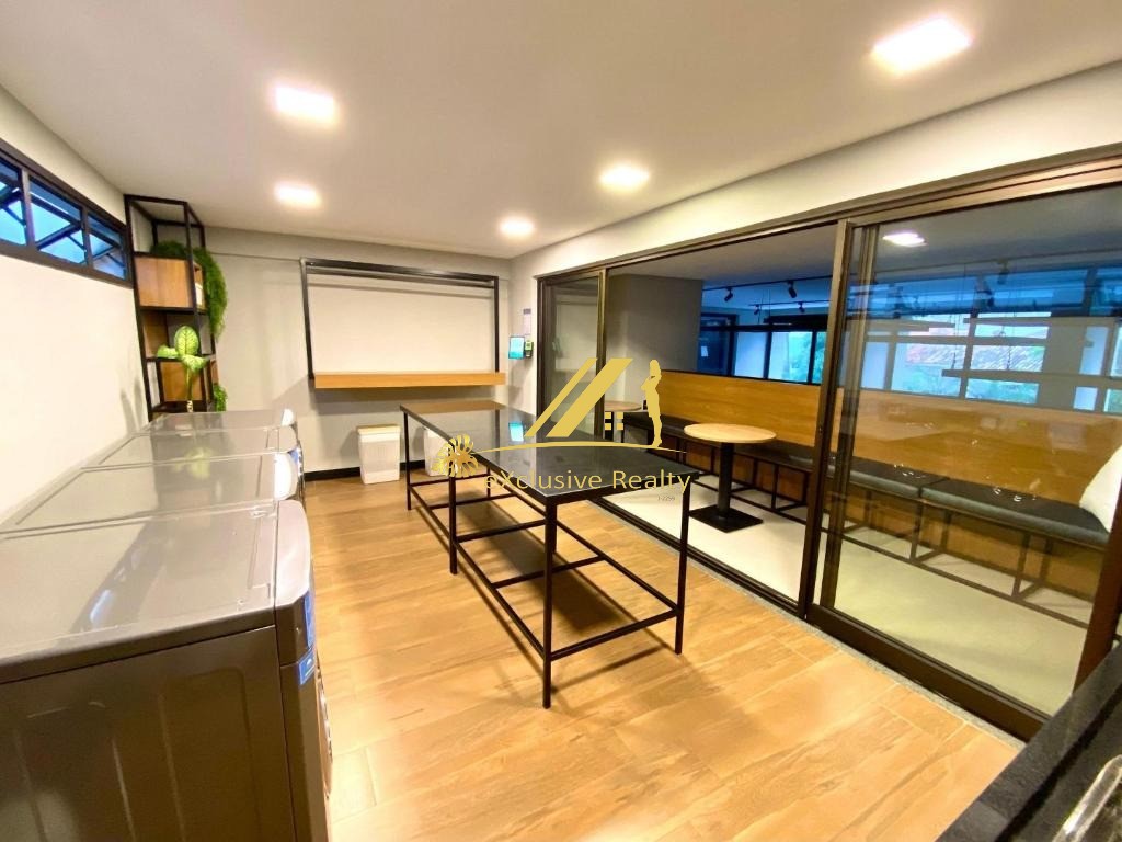 Studio no Único Barra charmoso, decorado e mobiliado. 24,25m2. Andar intermediário. Ventilado. Vaga rotativa. Prédio com rooftop, piscina vista mar
