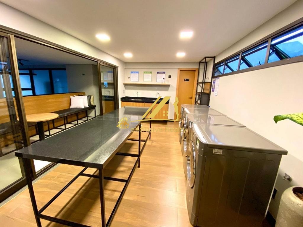 Studio no Único Barra charmoso, decorado e mobiliado. 24,25m2. Andar intermediário. Ventilado. Vaga rotativa. Prédio com rooftop, piscina vista mar