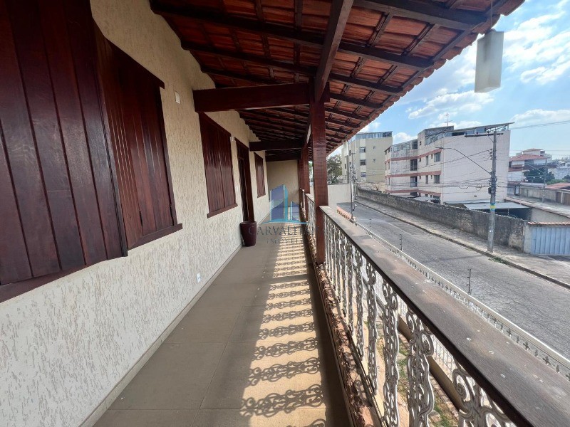 Espetacular casa à venda em Contagem-MG, Novo Eldorado: 4 quartos, 4 suítes, 3 salas, 6 banheiros, 4 vagas de garagem, 472,10 m².