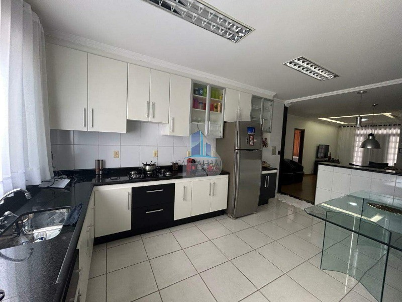 Casa, 4 quartos, 238 m² - Foto 1