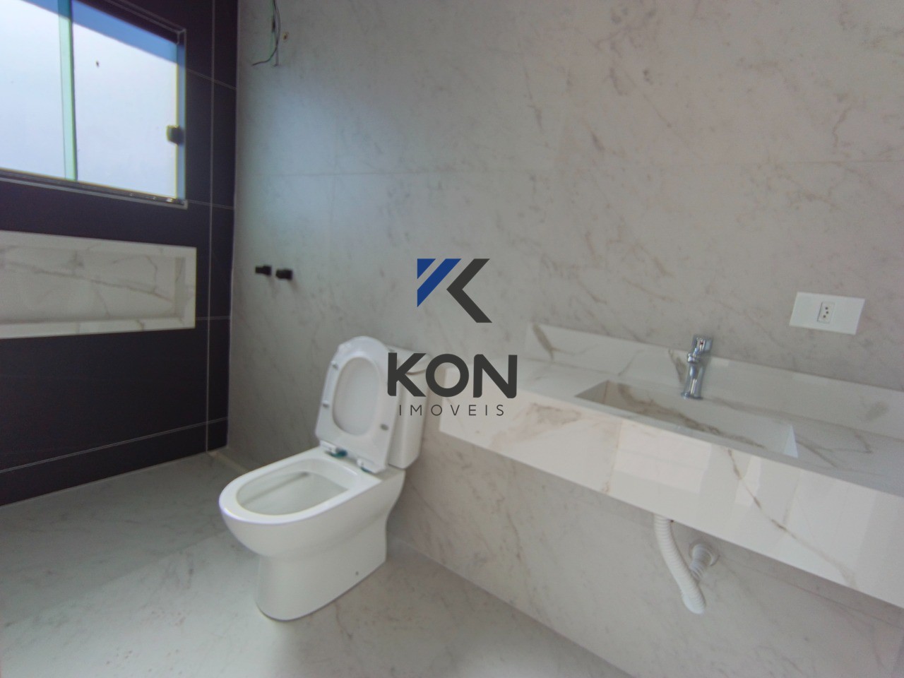 Casa à Venda em Fazenda Rio Grande 3 Quartos, Suíte, Área Gourmet e 160m²