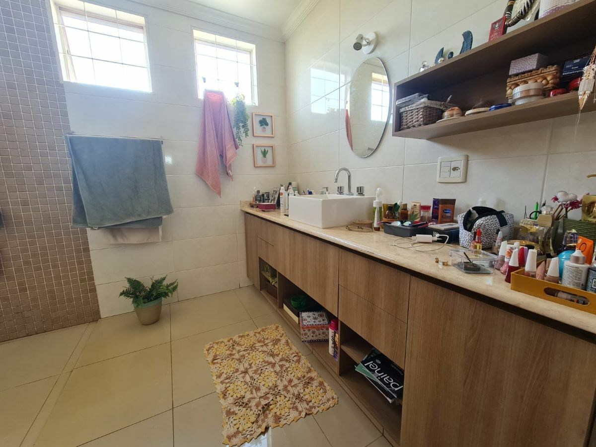 Imperdível: Casa à venda em Ribeirão Preto-SP, Jardim Itaú! 3 quartos, 1 suíte, 3 salas, 4 banheiros, 6 vagas, 424 m²!