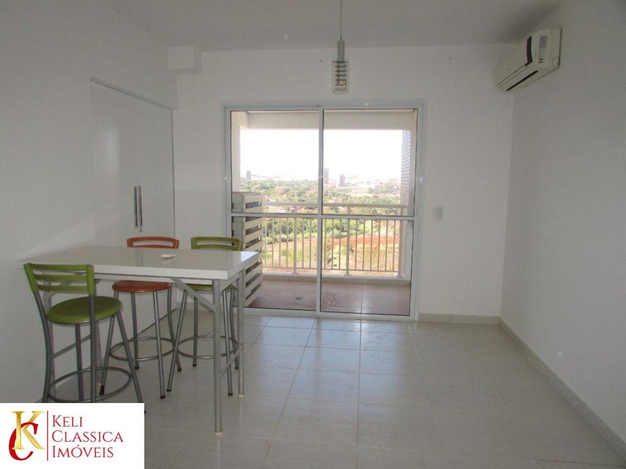 Ótimo AP com uma vista magnífica que é definitiva, pois ali é na área de preservação. Totalmente privativo. Face sombra, andar alto, bem ventilado.