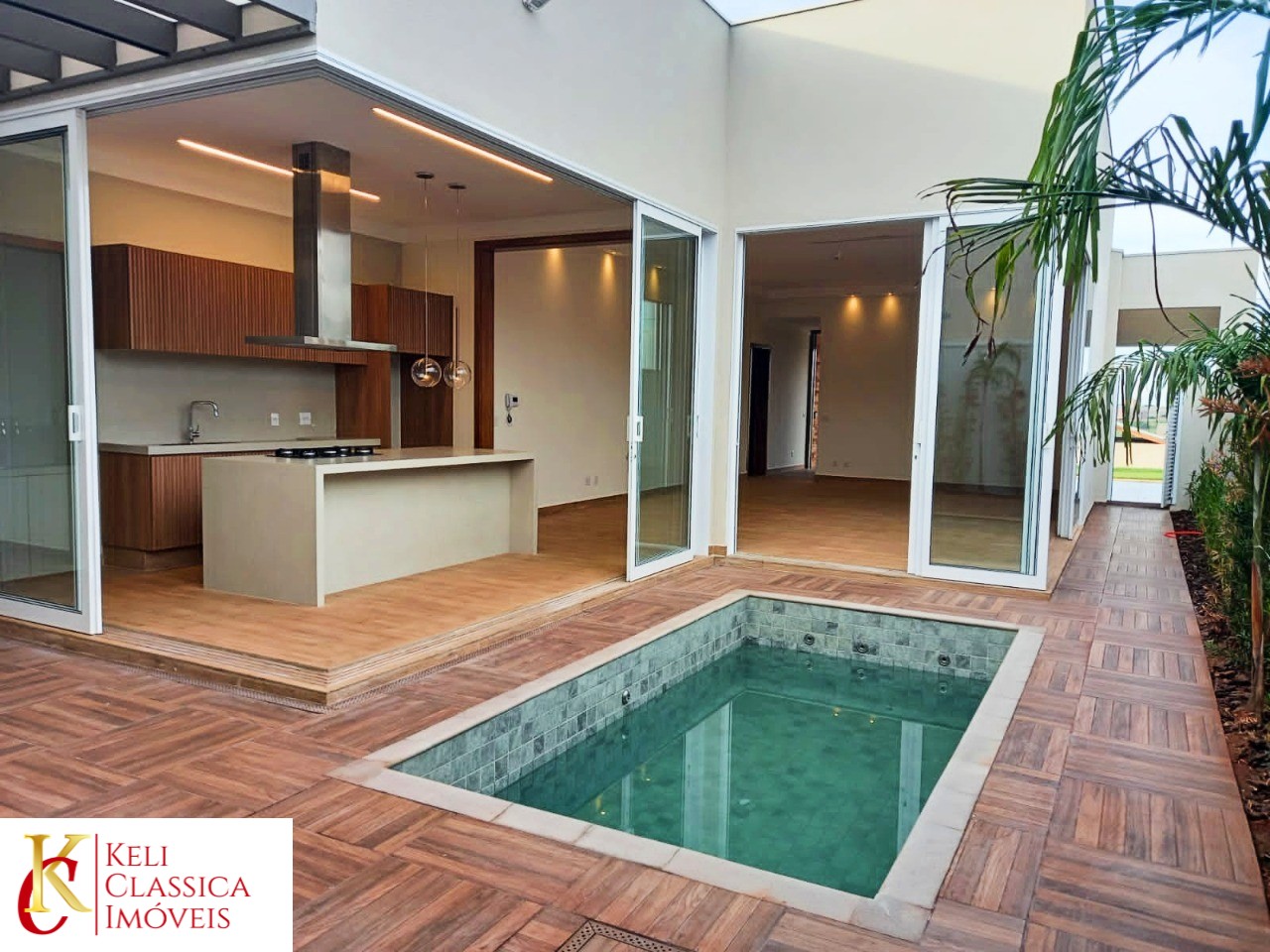 Casa disponível para venda: Possui três suites, sala de estar com é direito elevado, sala de jantar com conceito aberto contando com amplas vidraças.