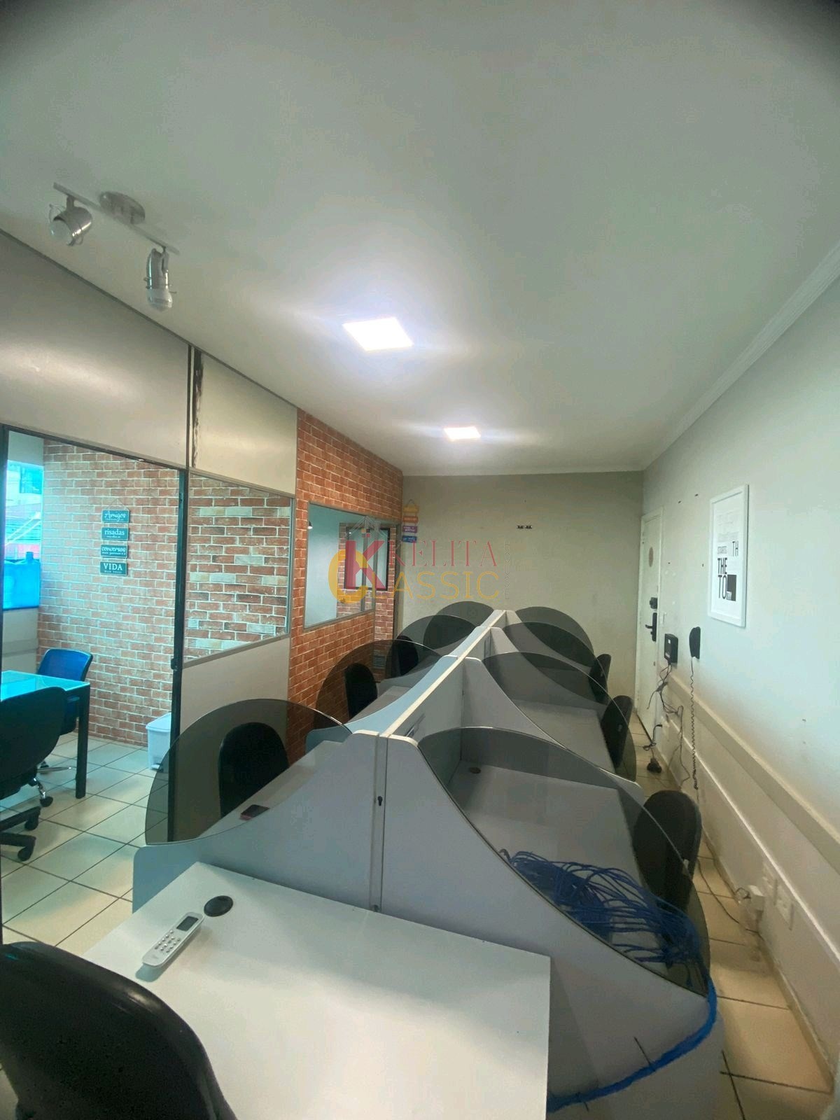 Oportunidade Única: Sala Comercial Pronta e Equipada para Seu Negócio ou Investimento!