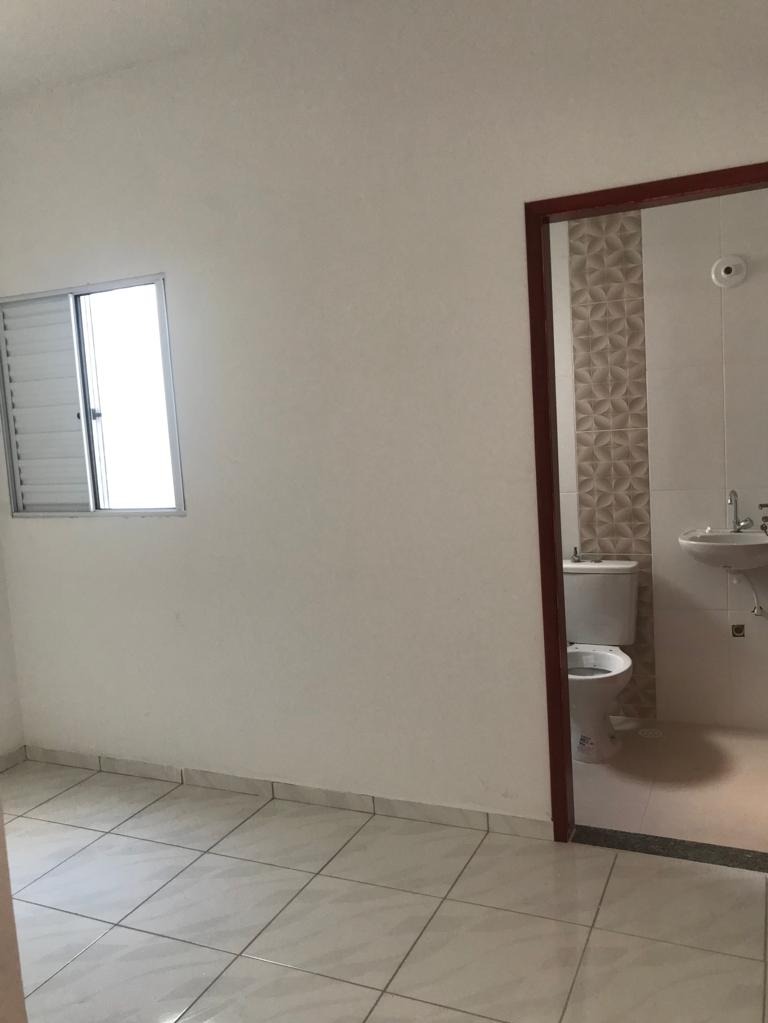 Aconchegante Residência com 2 Dormitórios, Sala e Cozinha