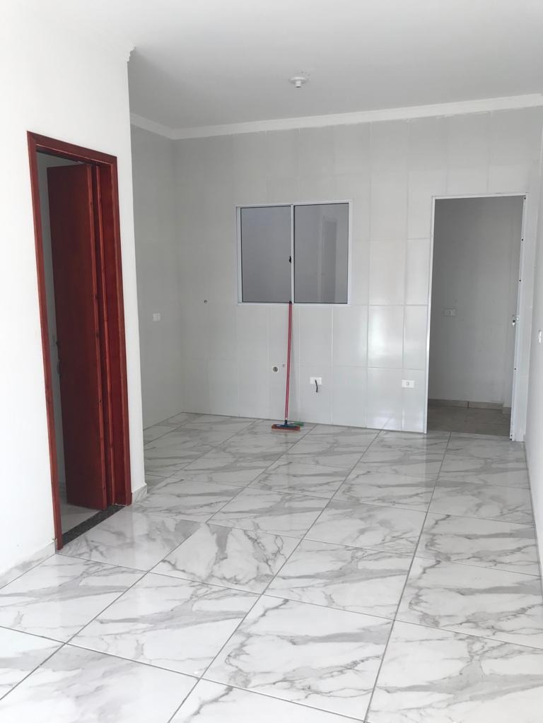 Aconchegante Residência com 2 Dormitórios, Sala e Cozinha