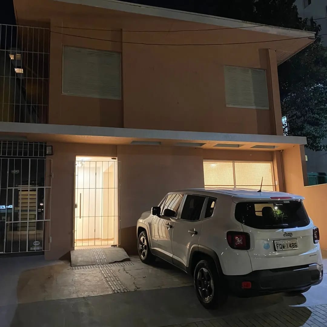 Sala comercial com garagem - um banheiro - ótima localização ao lado do metro Fradique Coutinho.
