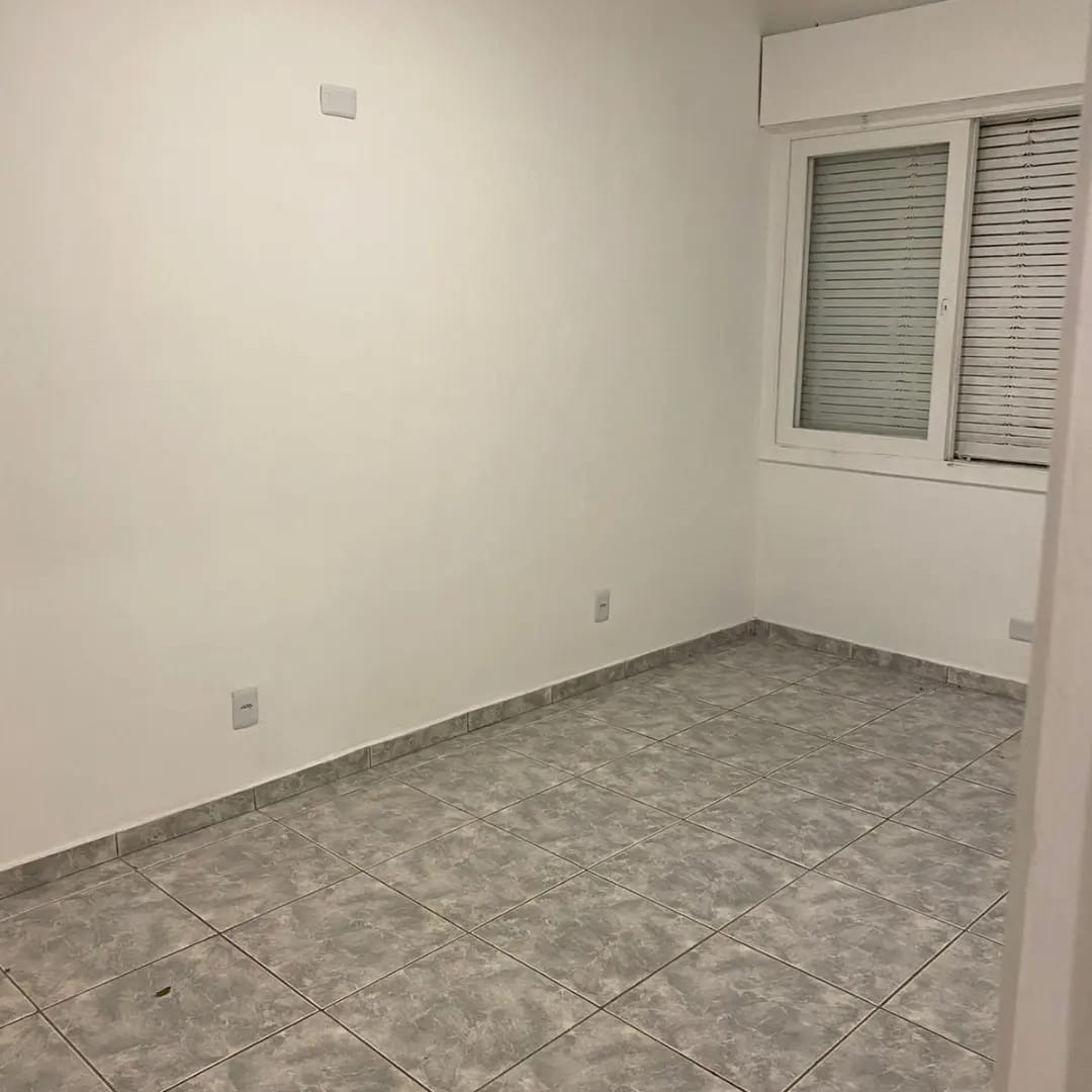 Sala comercial com garagem - um banheiro - ótima localização ao lado do metro Fradique Coutinho.