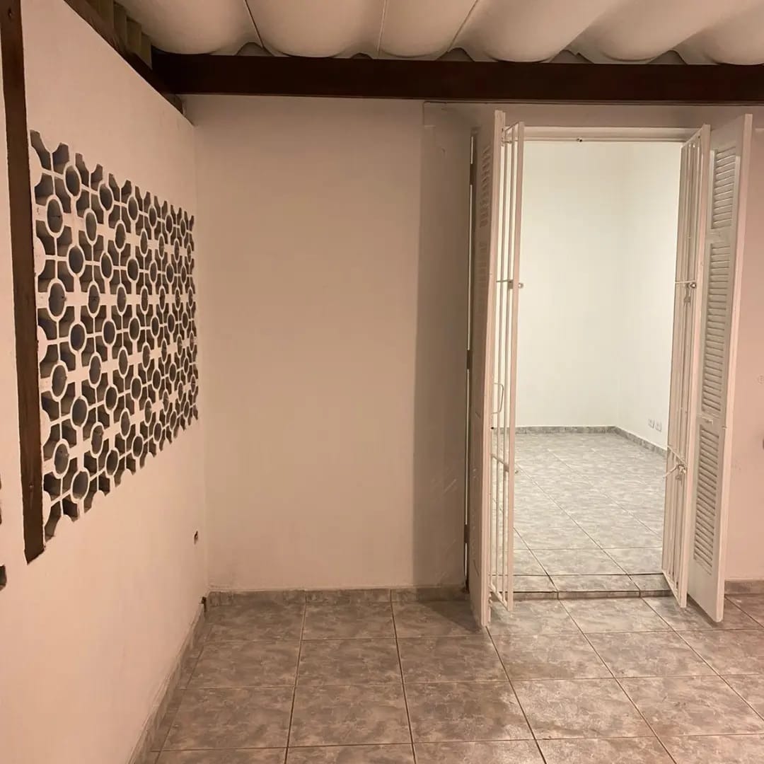 Sala comercial com garagem - um banheiro - ótima localização ao lado do metro Fradique Coutinho.