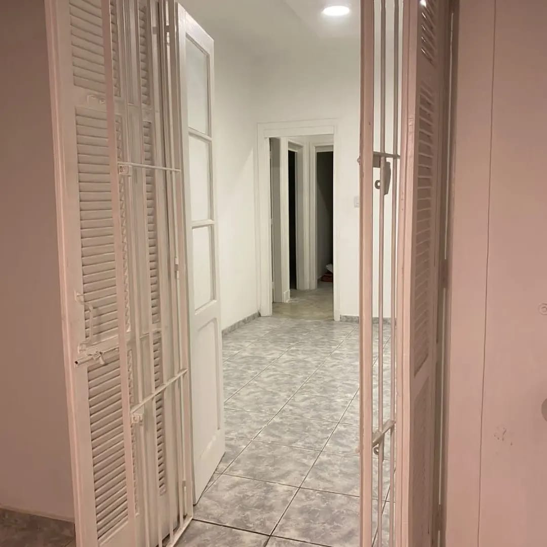 Sala comercial com garagem - um banheiro - ótima localização ao lado do metro Fradique Coutinho.