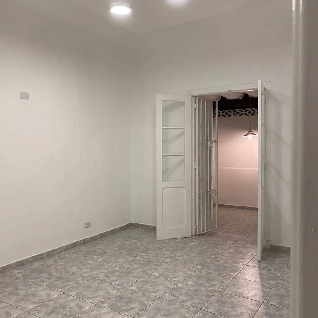 Sala comercial com garagem - um banheiro - ótima localização ao lado do metro Fradique Coutinho.