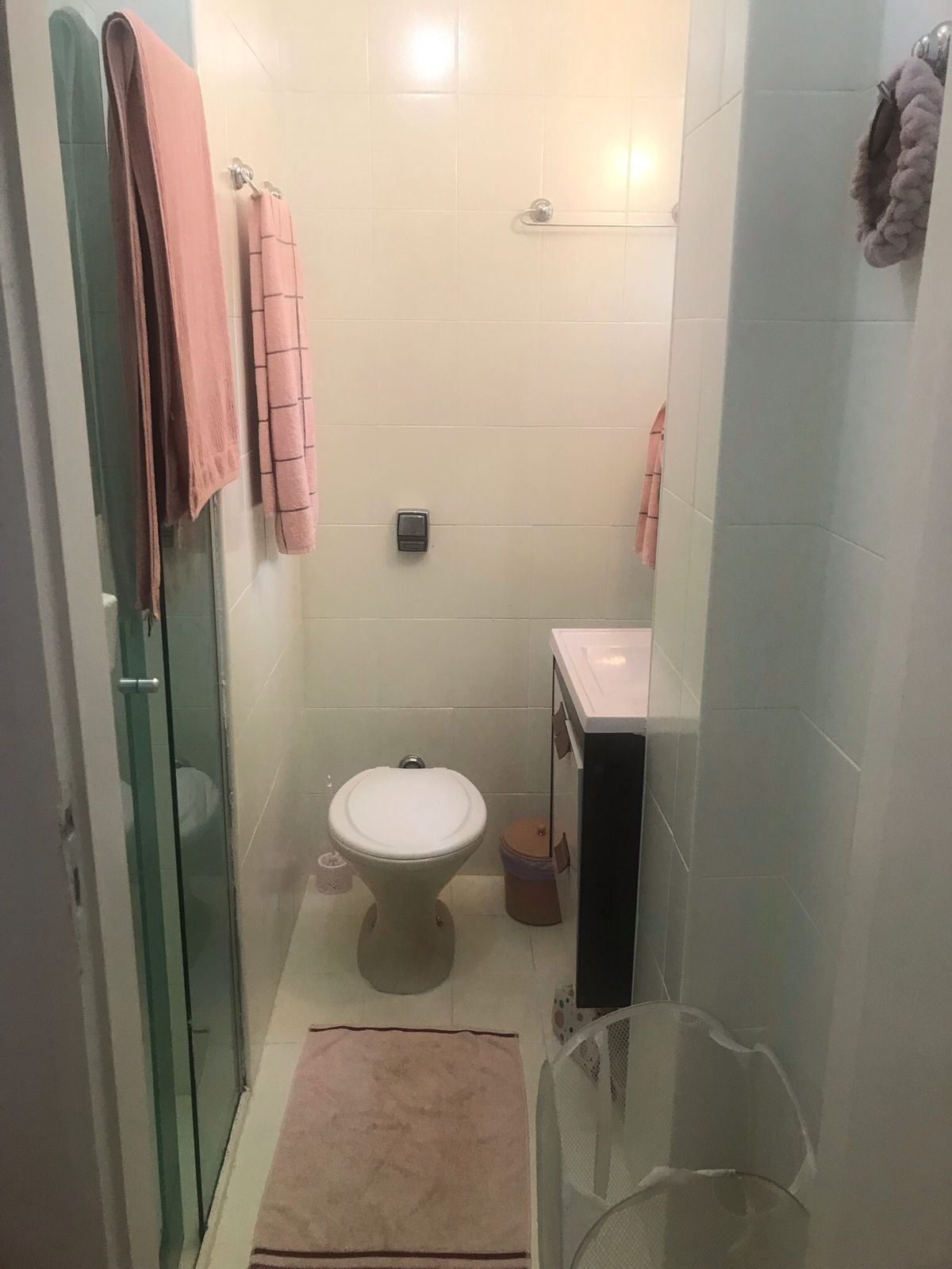 Belíssimo apartamento de alto padrão - 3 dorms sendo 2 suites - 3 banheiros - sala com 3 ambientes - ótima localização a uma quadra da Av Paulista.