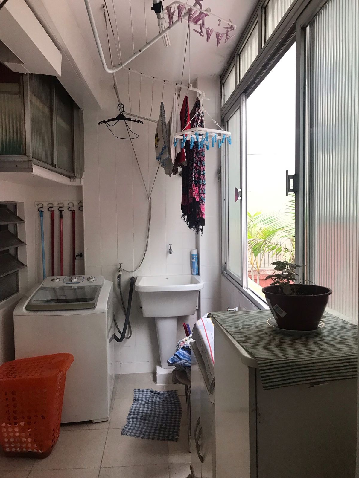 Belíssimo apartamento de alto padrão - 3 dorms sendo 2 suites - 3 banheiros - sala com 3 ambientes - ótima localização a uma quadra da Av Paulista.