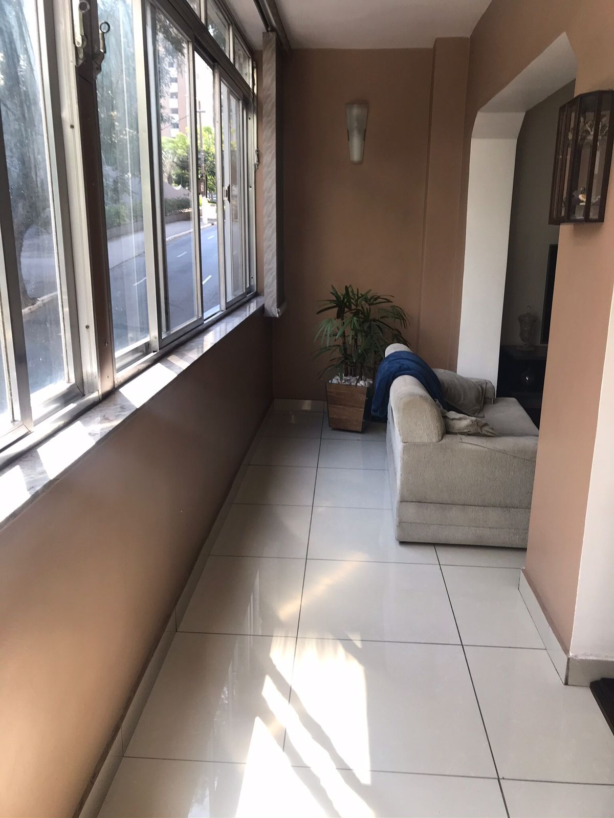 Belíssimo apartamento de alto padrão - 3 dorms sendo 2 suites - 3 banheiros - sala com 3 ambientes - ótima localização a uma quadra da Av Paulista.