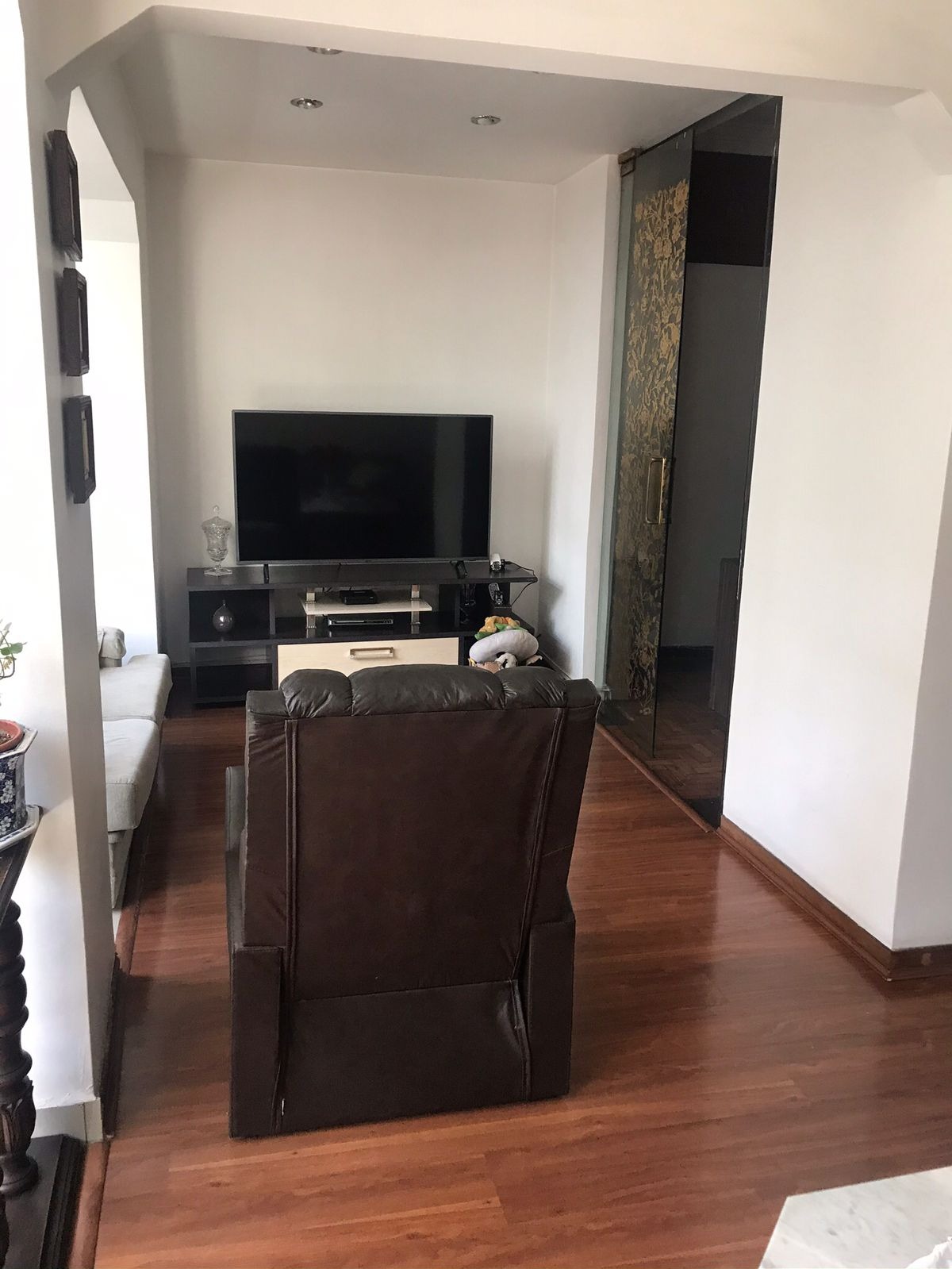 Belíssimo apartamento de alto padrão - 3 dorms sendo 2 suites - 3 banheiros - sala com 3 ambientes - ótima localização a uma quadra da Av Paulista.