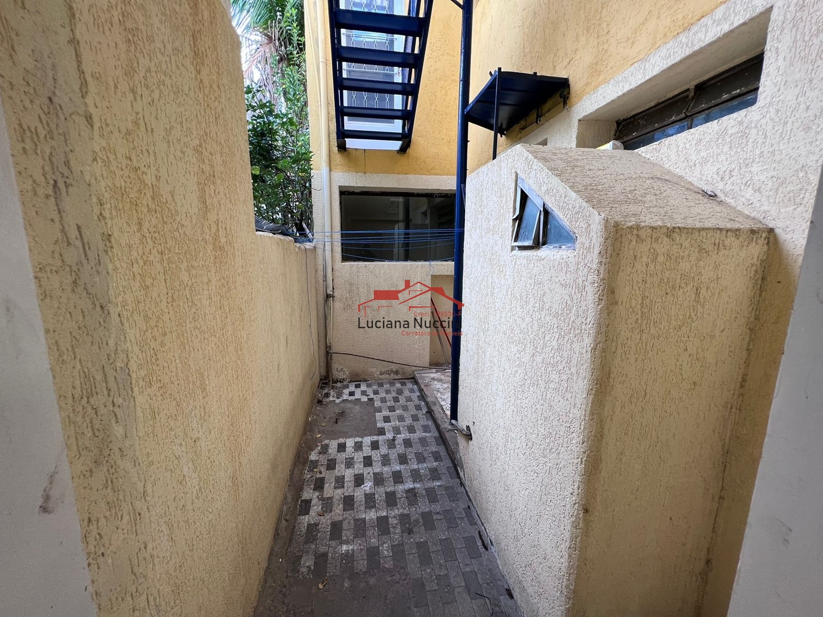 Sobrado com 3 dormitórios à venda, 311 m² por R$ 500.000 - v