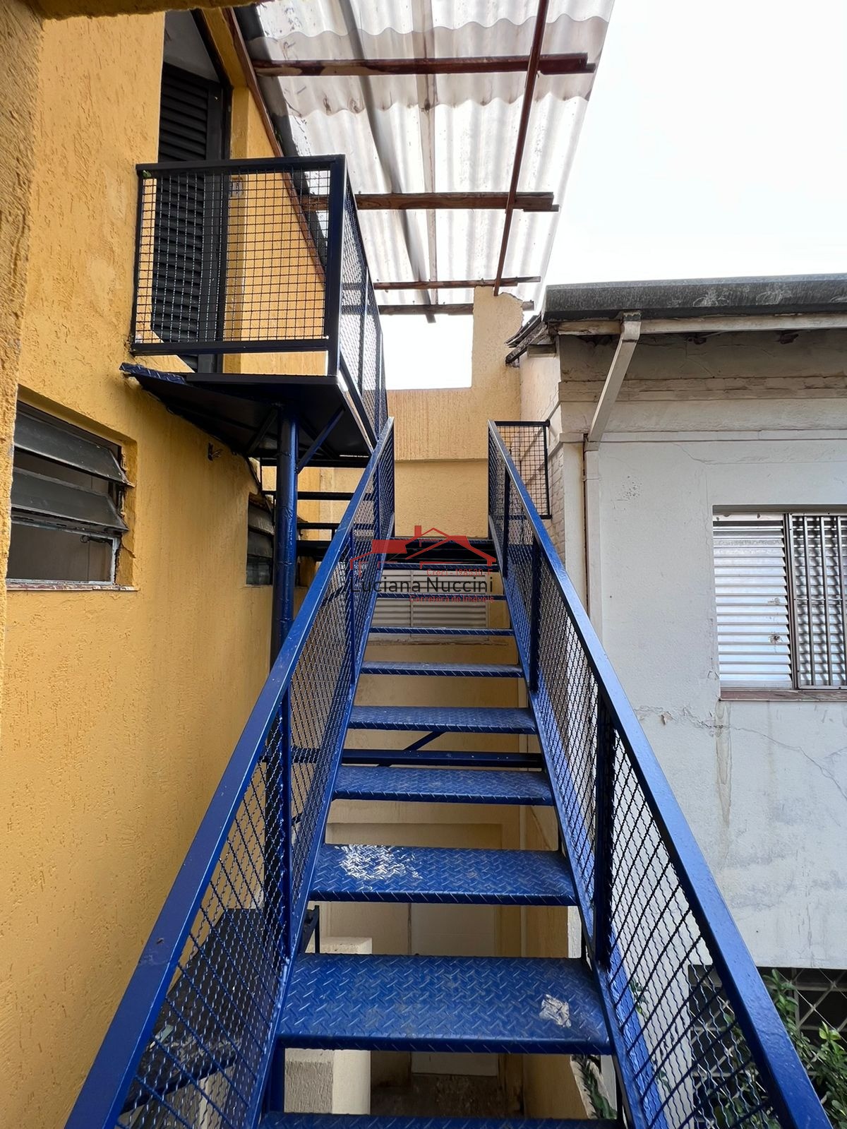 Sobrado com 3 dormitórios à venda, 311 m² por R$ 500.000 - v