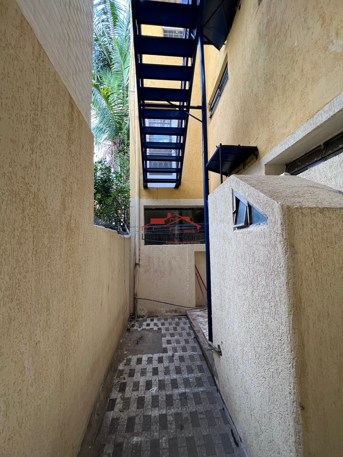 Sobrado com 3 dormitórios à venda, 311 m² por R$ 500.000 - v