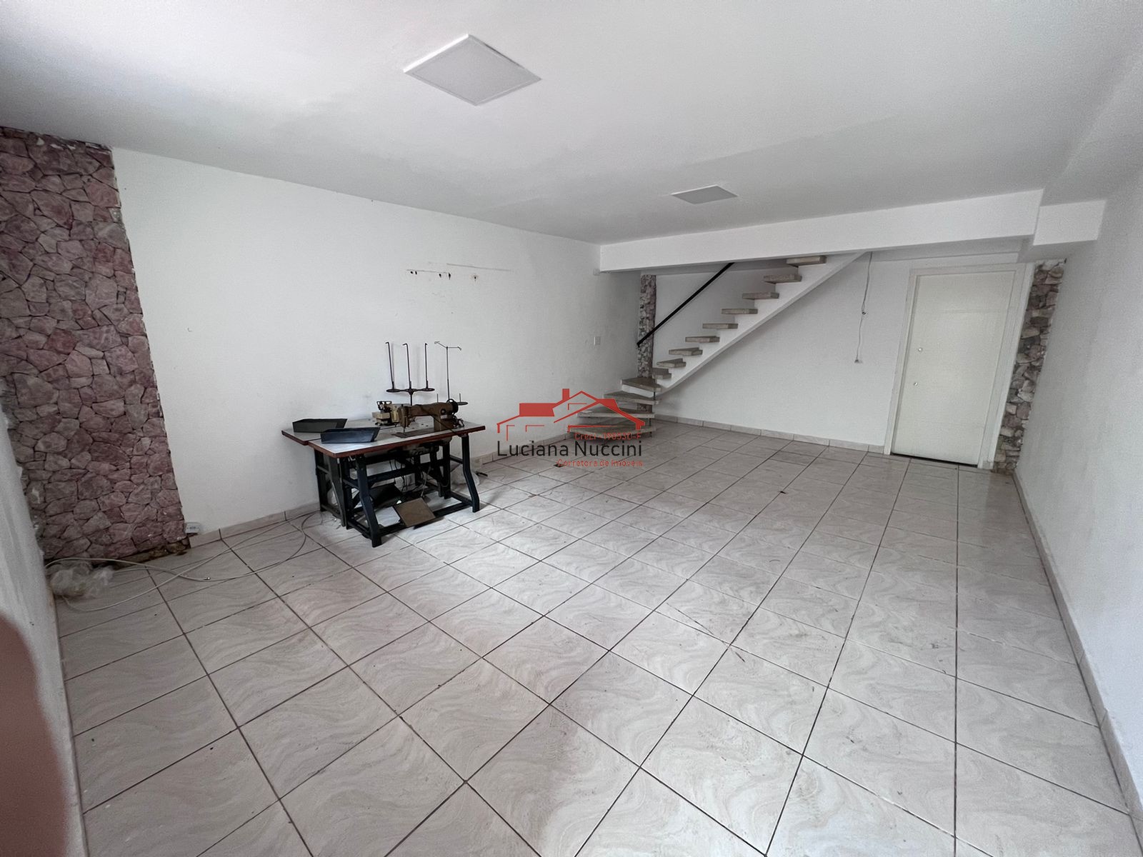 Sobrado com 3 dormitórios à venda, 311 m² por R$ 500.000 - v