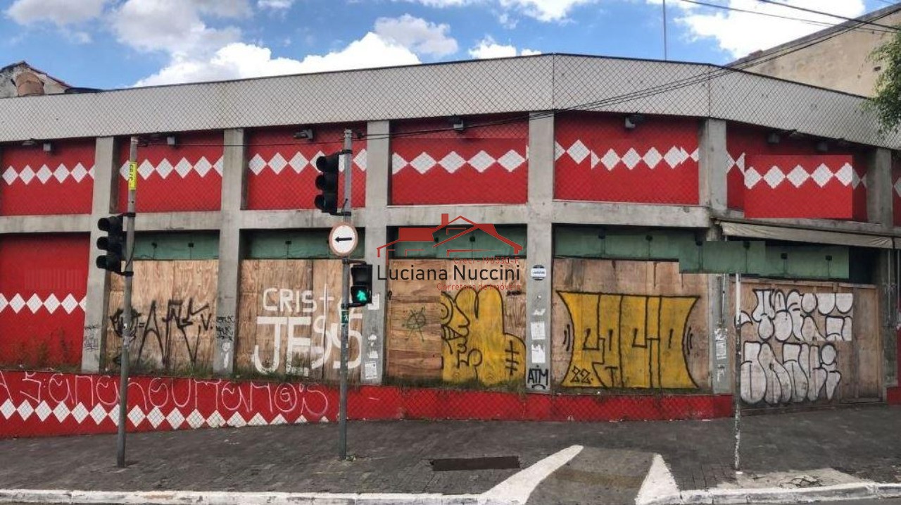 Galpão de 640m² com 3 banheiros: Espaço amplo e comodidades sanitárias