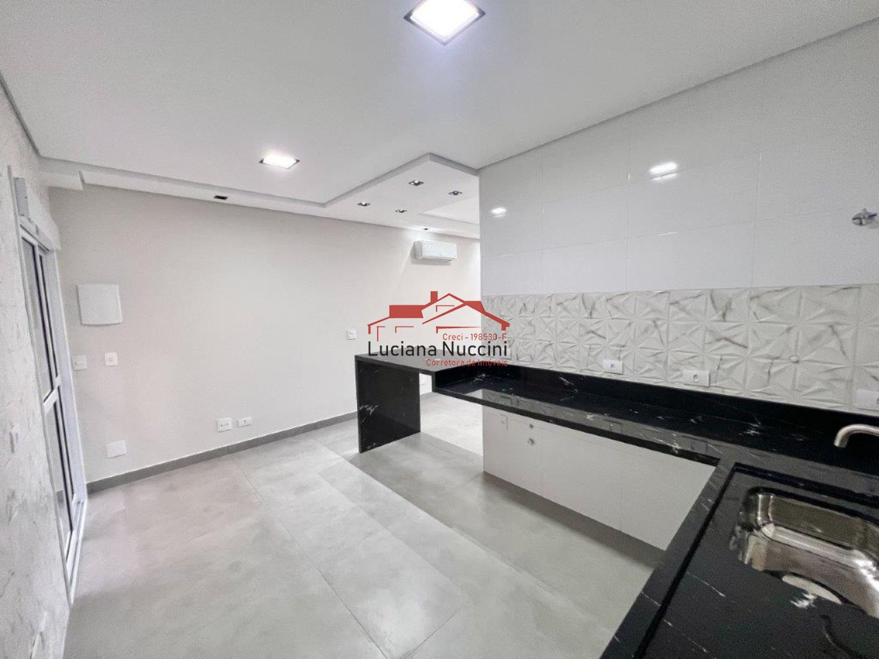 Sobrado com Sala Ampla, Espaço Gourmet e Hidromassagem - 3 Quartos e Garagem para 3 Carros