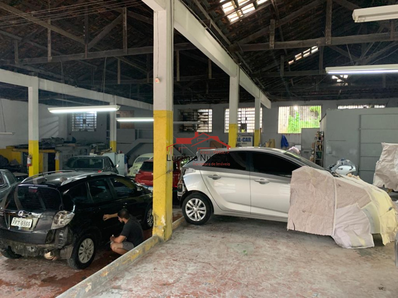 "galpão com vão livre espaçoso e vagas para carro: flexibili