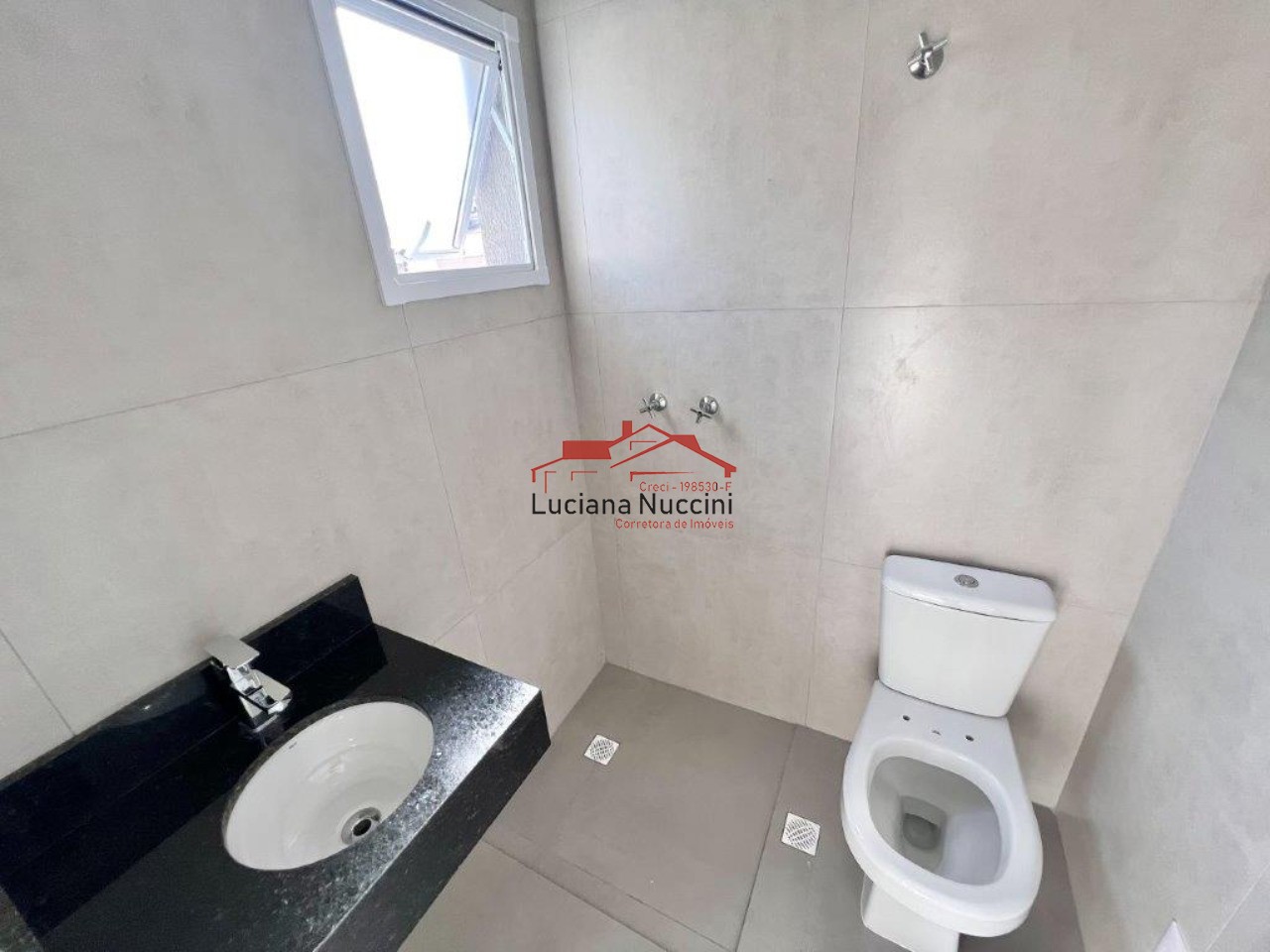 Sobrado com Sala Ampla, Espaço Gourmet e Hidromassagem - 3 Quartos e Garagem para 3 Carros