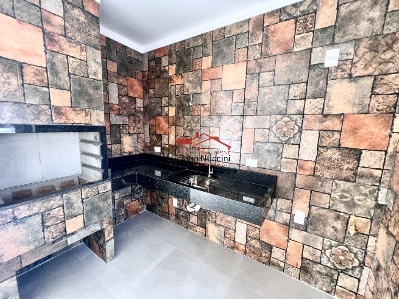 Sobrado com Sala Ampla, Espaço Gourmet e Hidromassagem - 3 Quartos e Garagem para 3 Carros