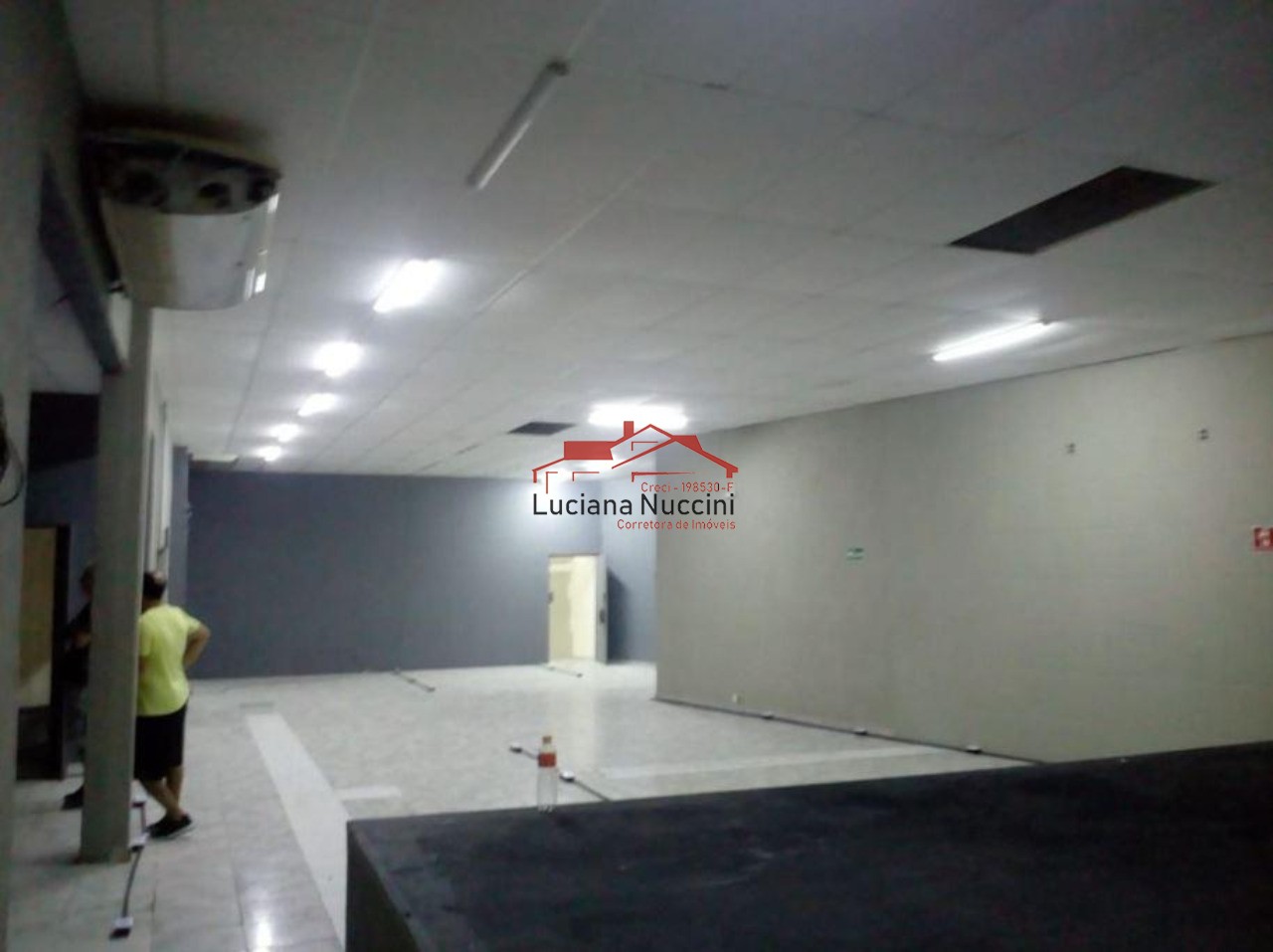 Galpão de 640m² com 3 banheiros: Espaço amplo e comodidades sanitárias