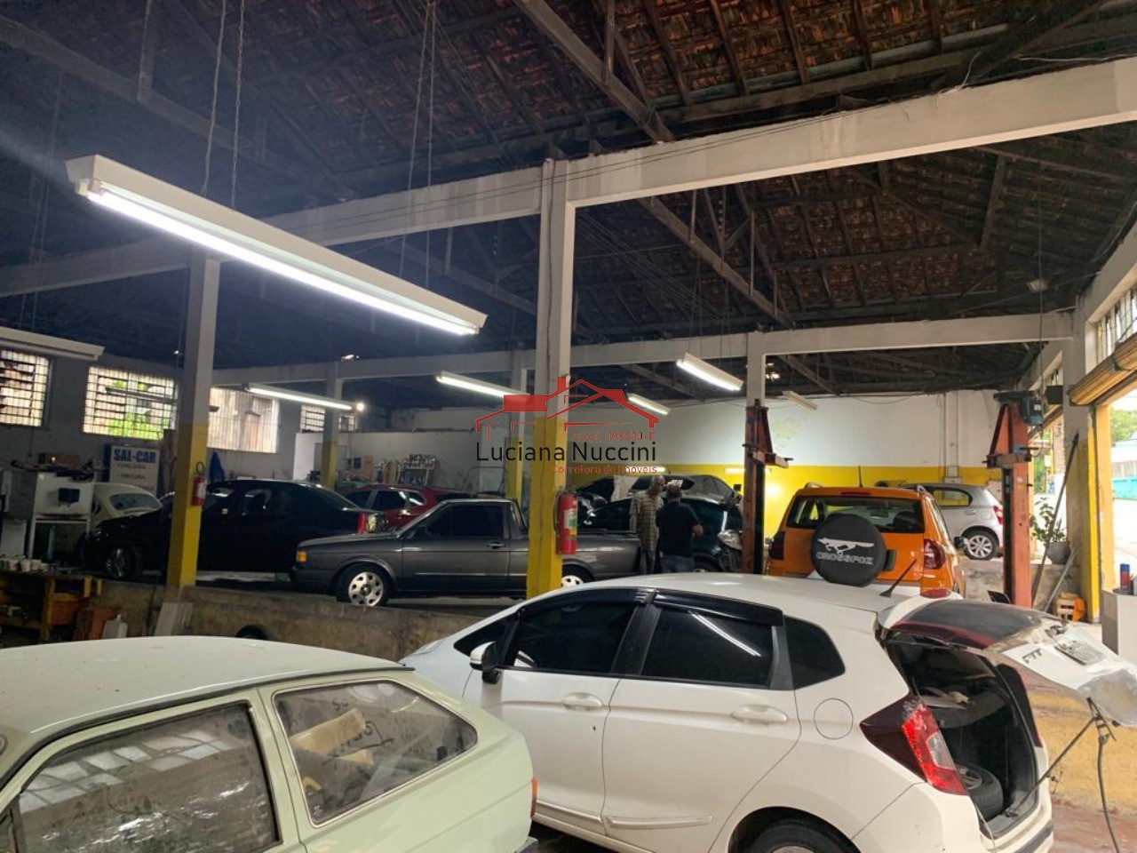 "galpão com vão livre espaçoso e vagas para carro: flexibili