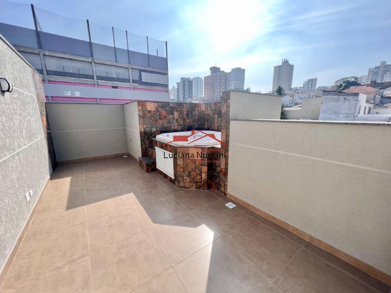 Sobrado com Sala Ampla, Espaço Gourmet e Hidromassagem - 3 Quartos e Garagem para 3 Carros