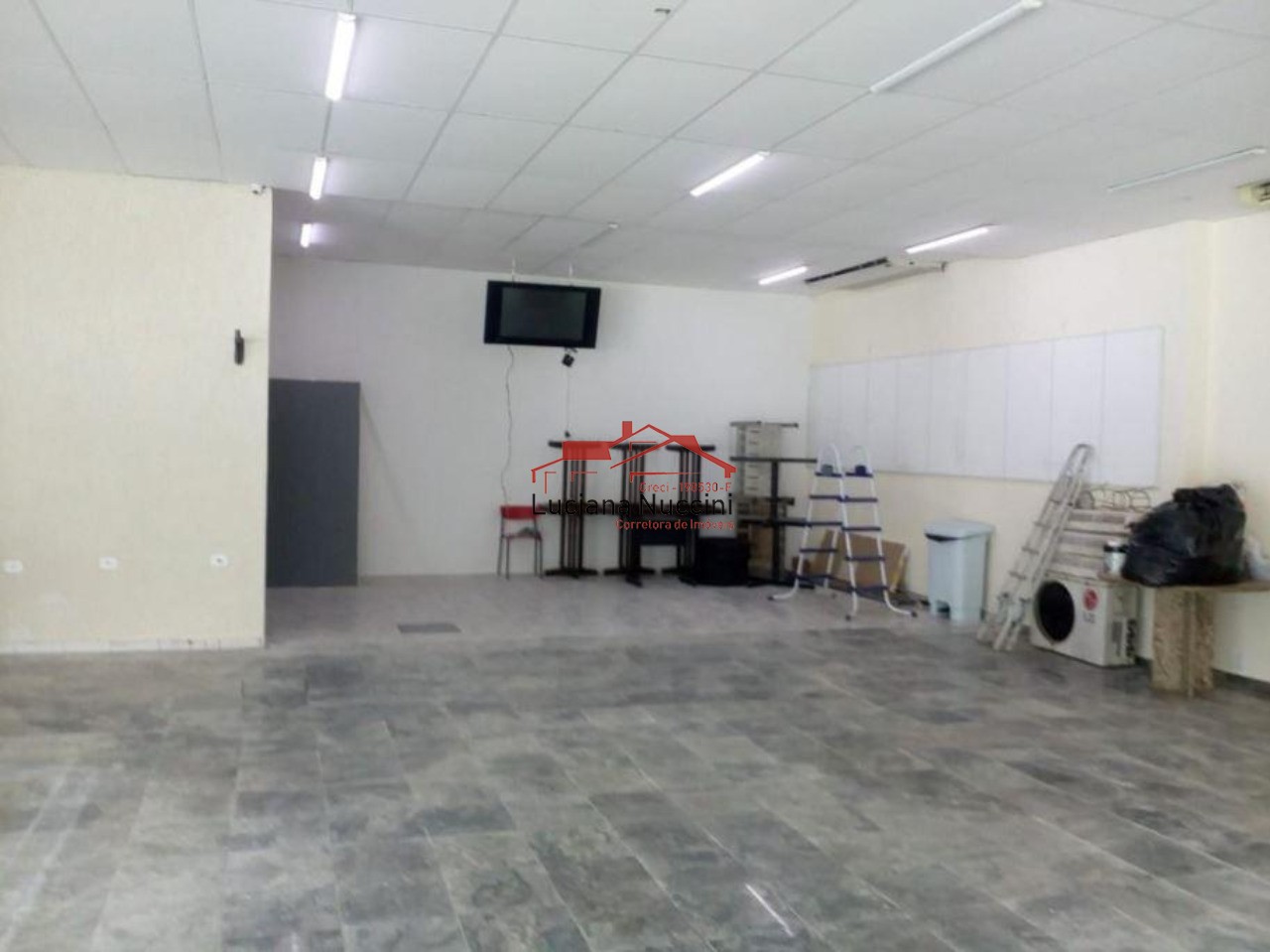 Galpão de 640m² com 3 banheiros: Espaço amplo e comodidades sanitárias