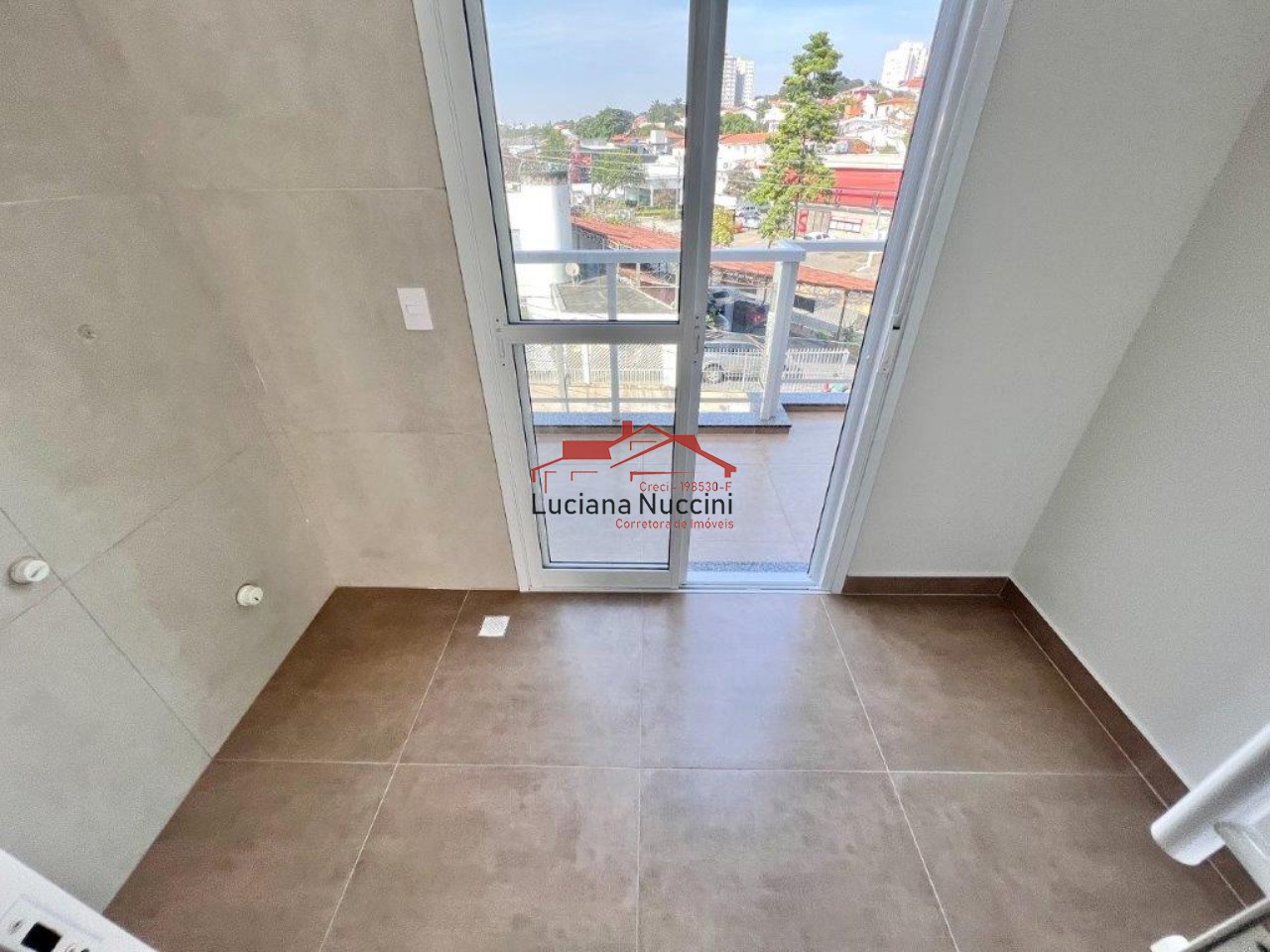 Sobrado com Sala Ampla, Espaço Gourmet e Hidromassagem - 3 Quartos e Garagem para 3 Carros