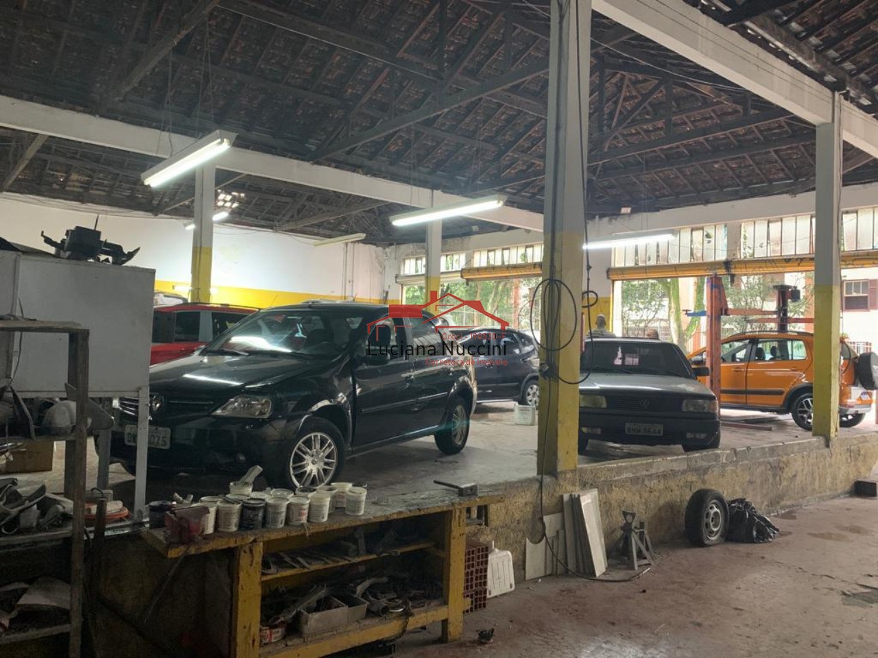 "galpão com vão livre espaçoso e vagas para carro: flexibili