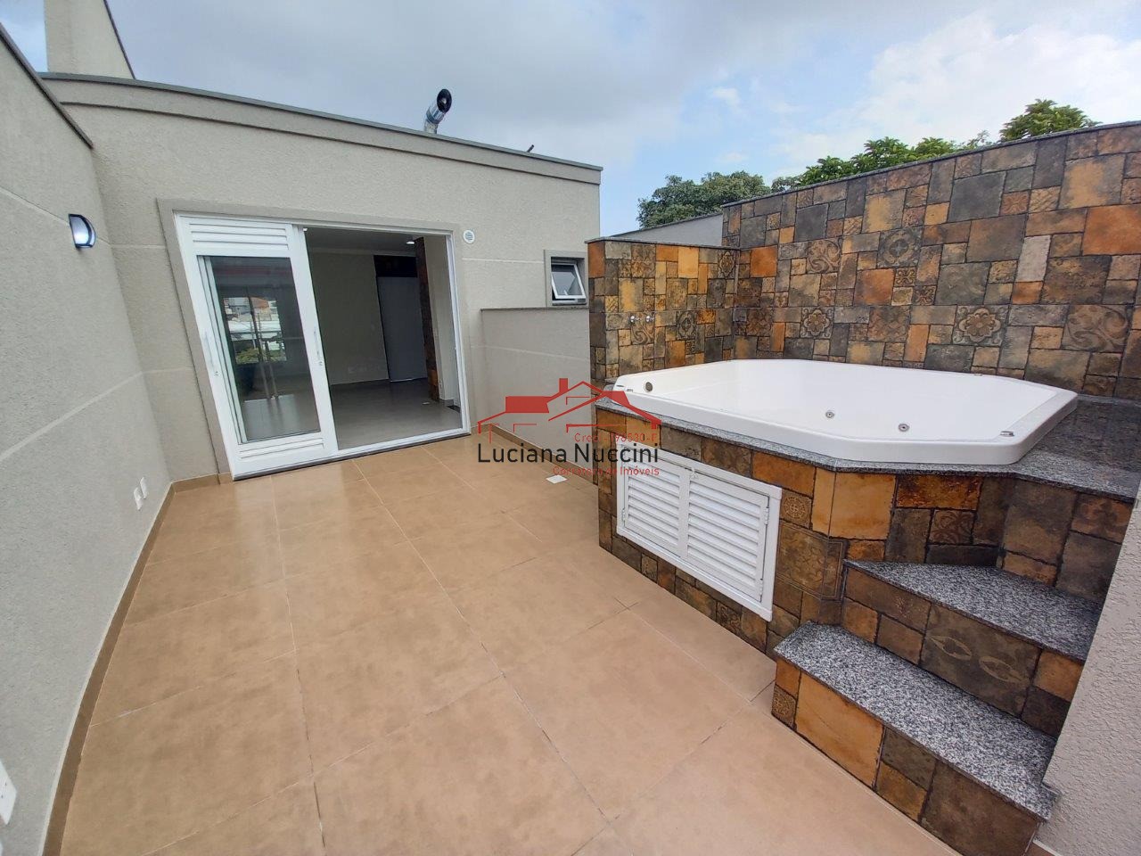 Sobrado com Sala Ampla, Espaço Gourmet e Hidromassagem - 3 Quartos e Garagem para 3 Carros