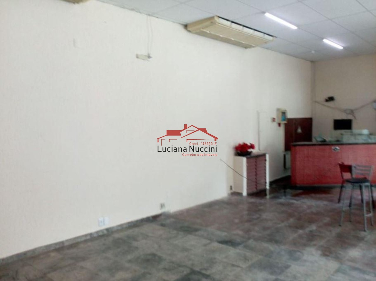 Galpão de 640m² com 3 banheiros: Espaço amplo e comodidades sanitárias