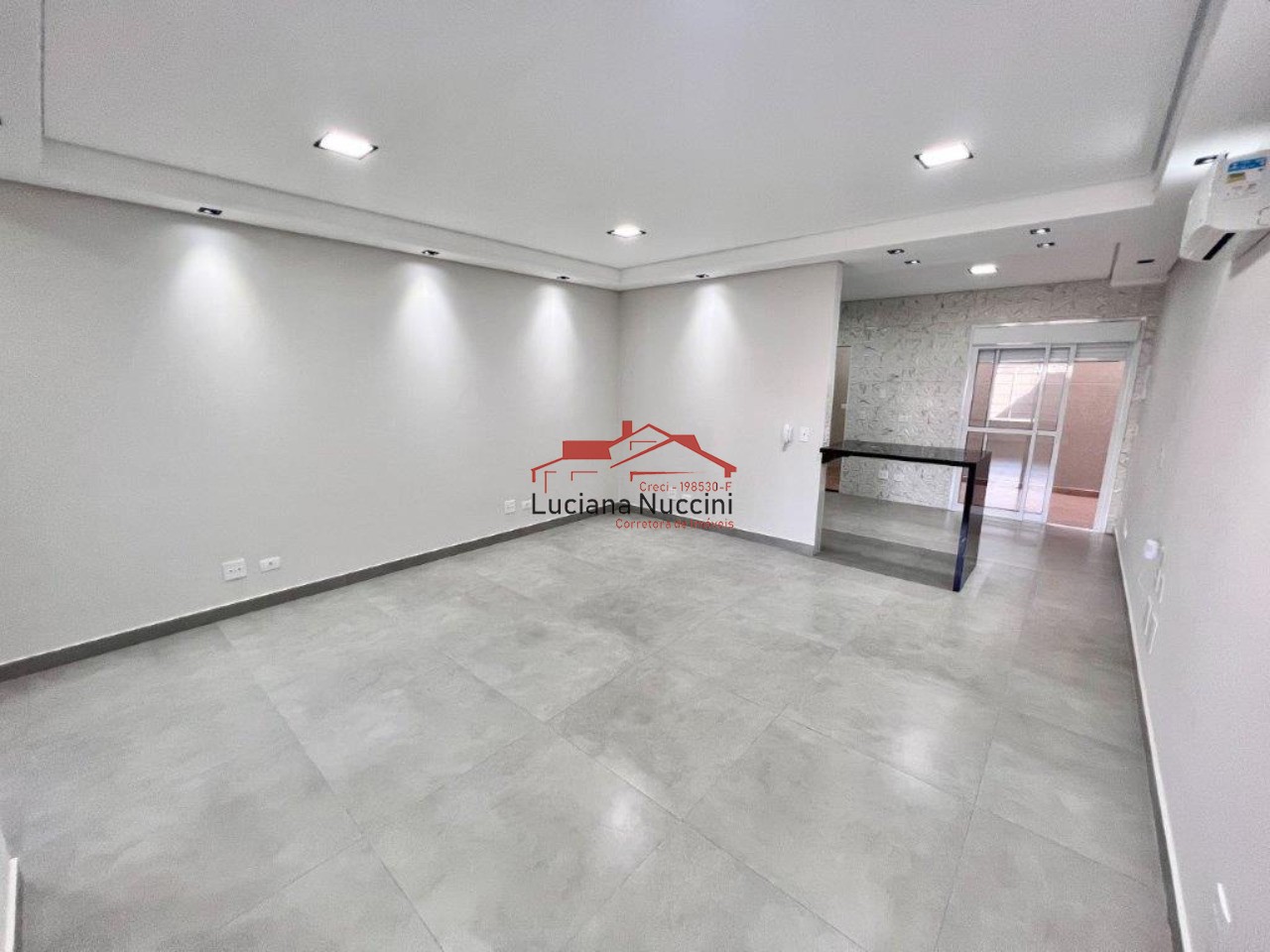 Sobrado com Sala Ampla, Espaço Gourmet e Hidromassagem - 3 Quartos e Garagem para 3 Carros
